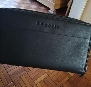 étui BUGATTI  portefeuille, porte monnaie , aspect cuir noir disponible aux enchères