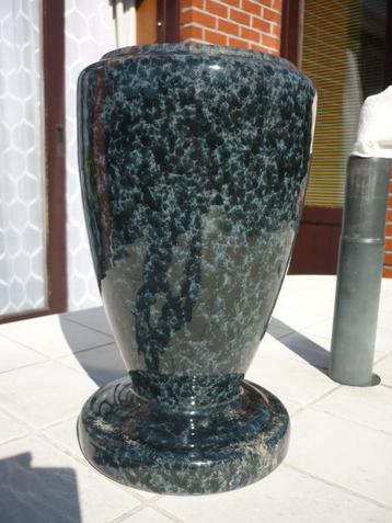 Vase funéraire en granite beschikbaar voor biedingen