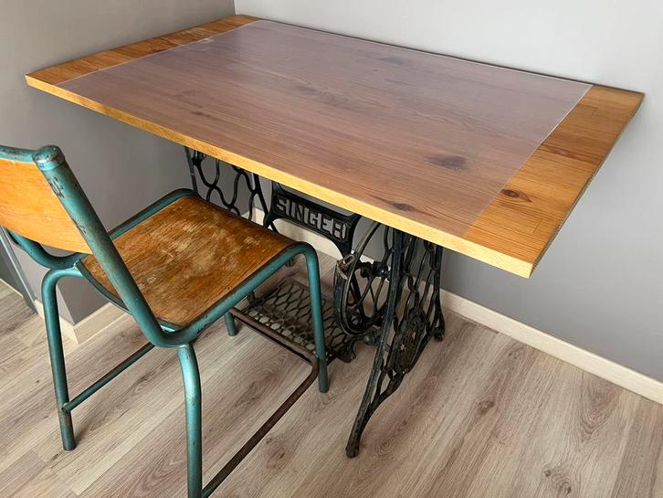 Vintage bureau met stoel, Huis en Inrichting, Bureaus, Zo goed als nieuw, Bureau, Met wielen, Ophalen