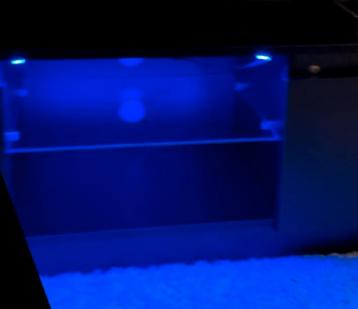 Tv-kastje zwart met LED-strip beschikbaar voor biedingen