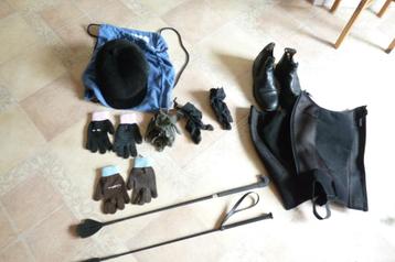 boots, mini chaps, casque équitation, gants, cravache