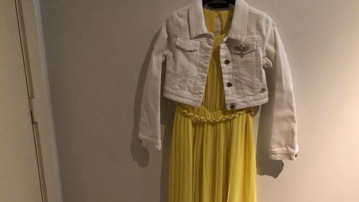 Prachtig geel kleed met riem, wit jasje met broche, Kinderen en Baby's, Kinderkleding | Maat 128, Zo goed als nieuw, Meisje, Jas