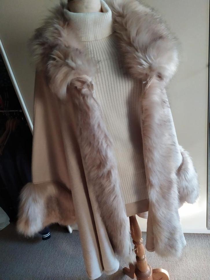 Mooie Italiaanse poncho cape  Tu vanaf maat  42, Kleding | Dames, Truien en Vesten, Maat 38/40 (M), Beige, Ophalen of Verzenden