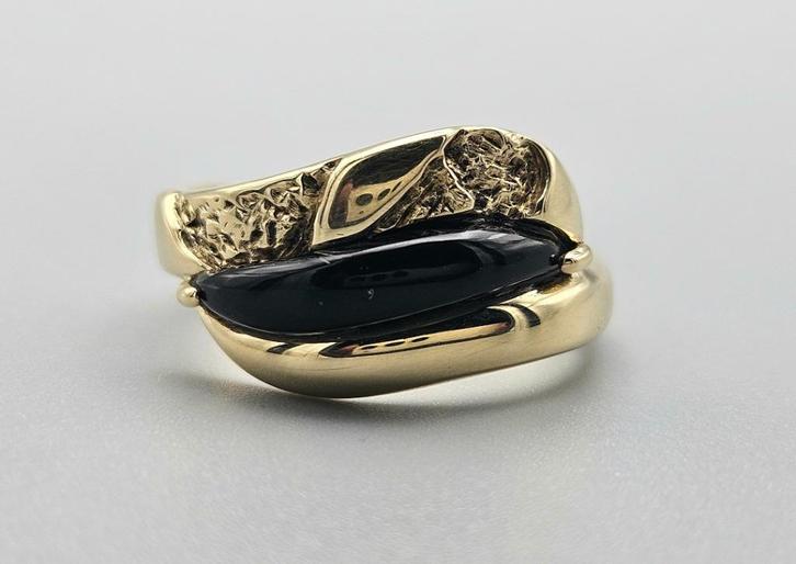 Gouden Vintage ring met edelsteen met onyx. 2024/88, Handtassen en Accessoires, Antieke sieraden, Ring, Goud, Met edelsteen, Ophalen of Verzenden