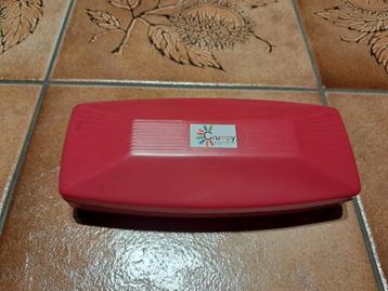 Kruimelig dienblad met rode kruimels beschikbaar voor biedingen