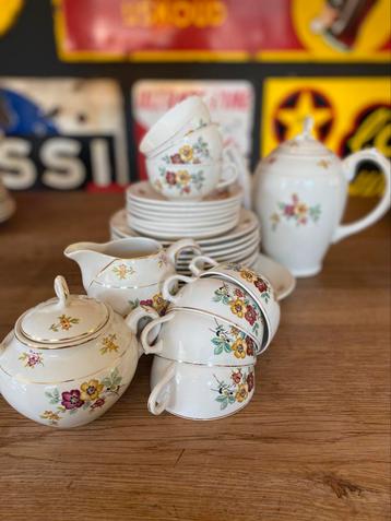 Compleet koffieservies Boch bloemetje en gouden randje beschikbaar voor biedingen