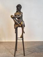 Vrouw op hoge kruk brons, Antiquités & Art, Antiquités | Bronze & Cuivre, Bronze, Enlèvement ou Envoi