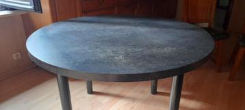 Tafel, hout, rond, met marmer textuur in bovenblad beschikbaar voor biedingen