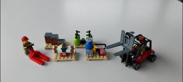 Lego: heftruck + transpallet + 4 palletten + 2 minifiguren beschikbaar voor biedingen
