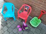 2 chaises+1 benne sur roulettes+seau,formes,râteau,  pelle, Ophalen, Zo goed als nieuw