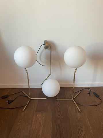 Ensemble de deux lampes de table et lampe suspendue