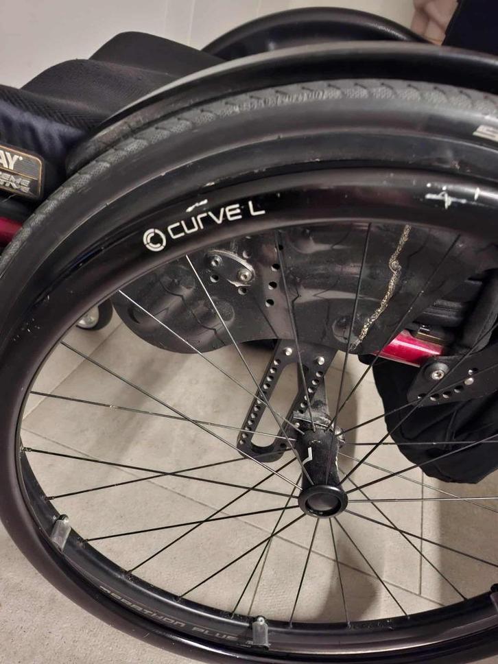 Twee rolstoel wielen merk Curvel 25 inch, Diversen, Rolstoelen, Zo goed als nieuw, Handbewogen rolstoel, Ophalen