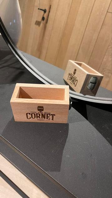 Cornet vilthouders.  beschikbaar voor biedingen