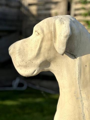 2 hondenbeelden in Franse witsteen., Enlèvement