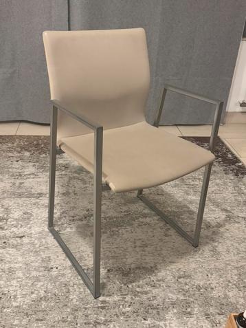 6 stoelen beschikbaar voor biedingen