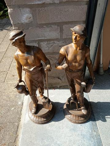 Twee antieke beelden landbouwer  beschikbaar voor biedingen