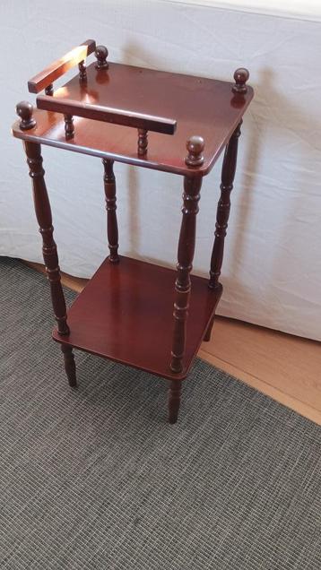 Petit meuble en bois vernis beschikbaar voor biedingen