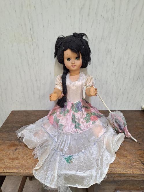oude pop met paraplu, jaren 50, Verzamelen, Poppen, Zo goed als nieuw, Pop, Ophalen of Verzenden