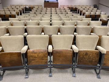 Theater- bioscoopstoelen nog maar 3 dagen beschikbaar voor biedingen