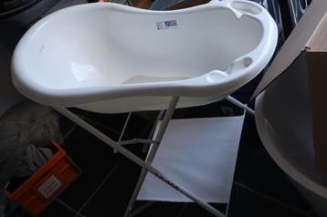Babybad op staander beschikbaar voor biedingen