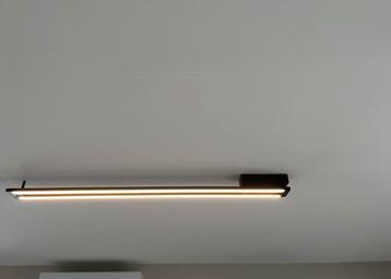 Zwarte plafondlamp beschikbaar voor biedingen