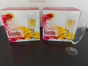 12 champagneglazen (nieuw in doos) beschikbaar voor biedingen