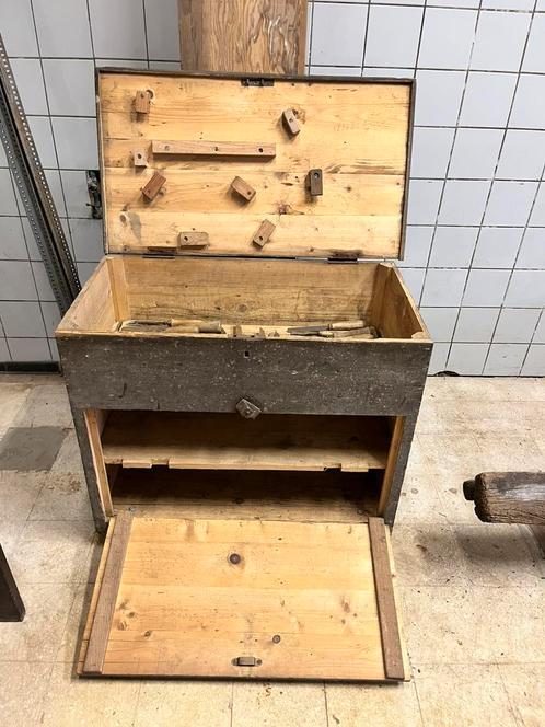 Kist houtbewerking met toebehoren op wieltjes., Doe-het-zelf en Bouw, Gereedschapskisten, Gebruikt, Ophalen