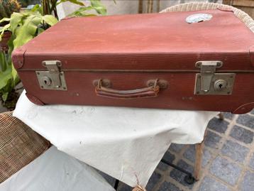 Een kleine vintage koffer beschikbaar voor biedingen