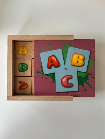 Houten letter-leerdoos beschikbaar voor biedingen
