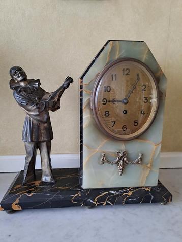 Marmeren Art Deco pendule met pierrot  beschikbaar voor biedingen