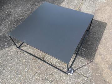 Nieuwe metalen salontafel J-Line beschikbaar voor biedingen