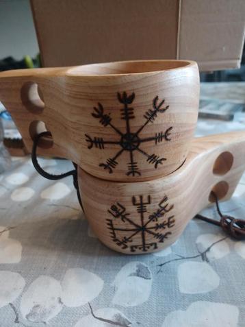 Set van scandinavische houten drinkbekers
