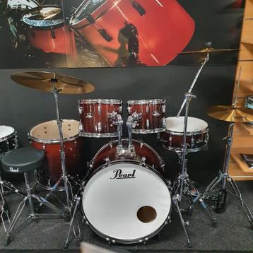 Pearl drumstel met cymbalen en hardware. Meerdere kleuren 