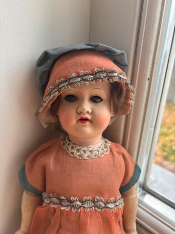 Mooie oude antieke pop beschikbaar voor biedingen