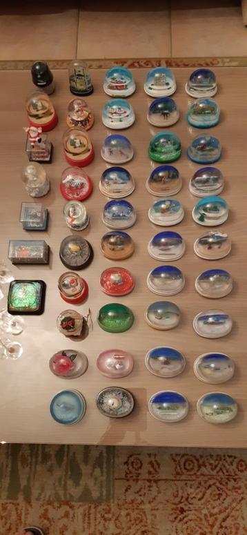 Une collection de 71 boules à neige, Enlèvement ou Envoi