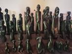 Set de statues africaines en bois dans vitrine., Ophalen