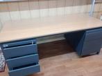 Bureau met metalen onderstel, Huis en Inrichting, Ophalen, Zo goed als nieuw, Bureau