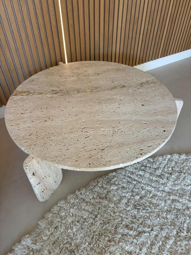 Travertin salontafel Ø 90 cm – Charell Home Interiors, Huis en Inrichting, Tafels | Salontafels, Zo goed als nieuw, Minder dan 50 cm