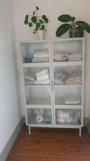 Glazen kast beschikbaar voor biedingen