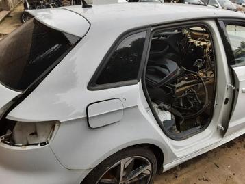 AILE ARRIÈRE DROIT Audi A3 Sportback (8VA / 8VF), Utilisé, Droite, Audi, Garde-boue