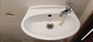 Kleine wastafel voor toilet beschikbaar voor biedingen