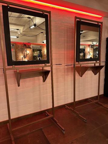 2 verplaatsbare spiegels (dubbelzijdig )4 echte Barberchairs beschikbaar voor biedingen