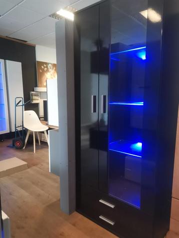 Zwarte vitrine expo beschikbaar voor biedingen