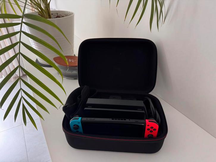 Nintendo Switch V2 + Ring Fit + 5 games + luxe koffer, Games en Spelcomputers, Spelcomputers | Nintendo Switch, Zo goed als nieuw