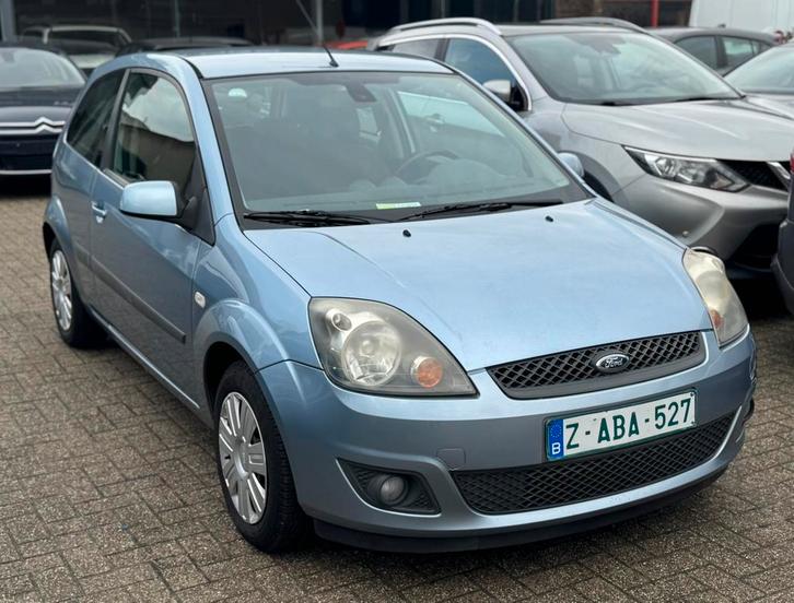 FORD FIESTA/CLIMATISATION/ESSENCE, Autos, Ford, Entreprise, Achat, Fiësta, Phares directionnels, Air conditionné, Vitres électriques