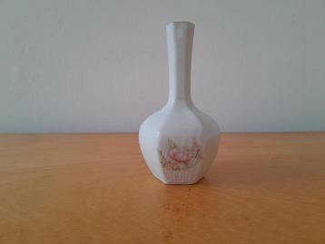 Witte porseleinen vaas met florale decoratie beschikbaar voor biedingen