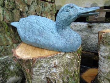 fontein, beeld van een eend in gepatineerd brons, waterstraa
