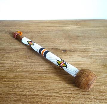 Zulu Folk Art: houten drumstick, handmade en handbeaded beschikbaar voor biedingen