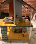 Houten poppenhuis met meubels en popjes , 44cm hoog, Ophalen, Zo goed als nieuw, Poppenhuis