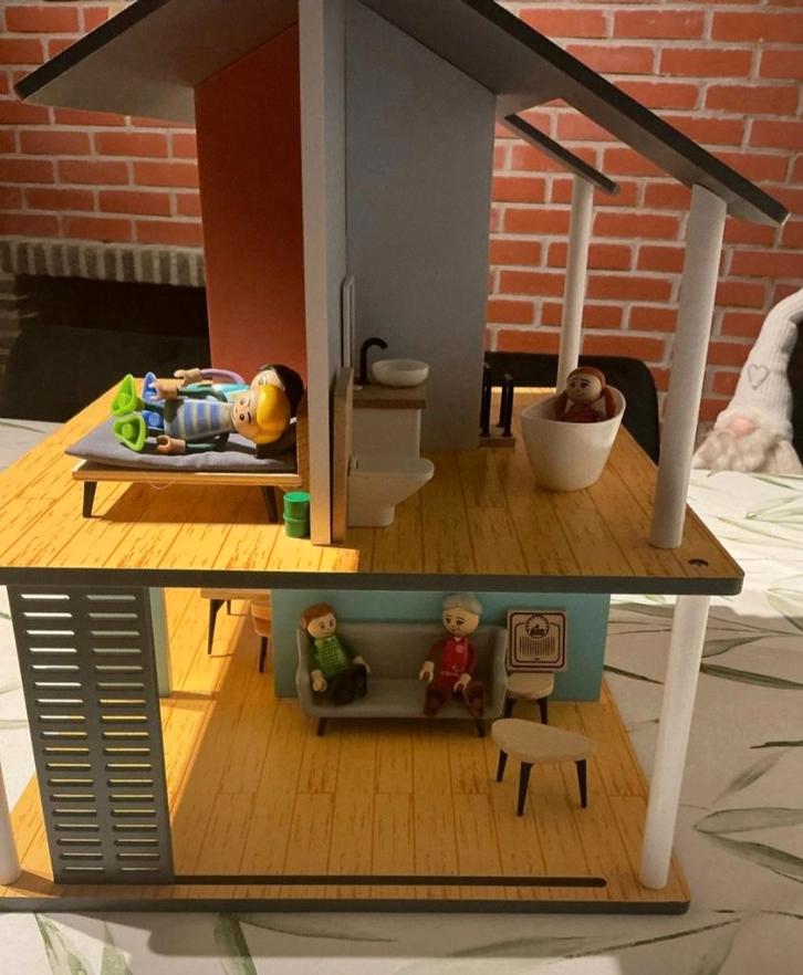 Houten poppenhuis met meubels en popjes , 44cm hoog, Kinderen en Baby's, Speelgoed | Poppenhuizen, Zo goed als nieuw, Poppenhuis